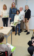 Cztery kobiety i chłopiec. Wręczenie nagród w konkursie