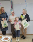Trzy kobiety i dziewczynka. Dziewczynka trzyma w ręku dyplom 