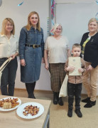 Cztery kobiety i mały chłopiec. Chłopiec trzyma w ręku dyplom 