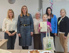Pięć kobiet i dziewczynka. Moment wręczania nagrody