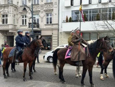 Mężczyźni jadą na koniach po ulicy 