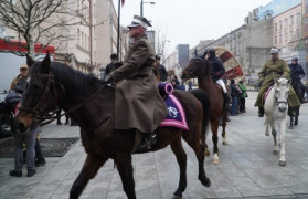 Mężczyzna jedzie na koniu