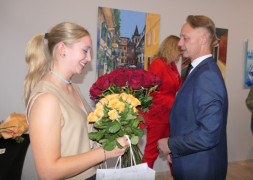 Mężczyzna wręcza kobiecie kwiaty