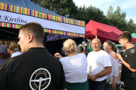 Stoisko wystawiennicze i osoby przed nim 