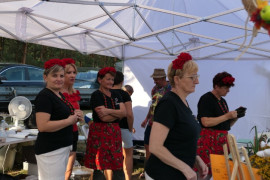 Grupa osób w czerwonych wiankach 