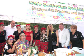 Grupa osób stojących obok siebie